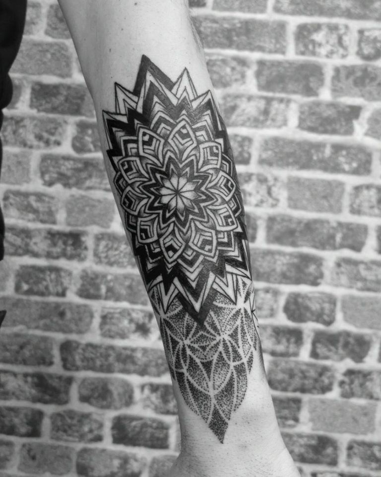 tatouage, tattooink, arttatoo, tattooartist ,blackwork ,tattooflash #flashtattoo ,tatuaje, mandala, dotwork, floral, géométrique